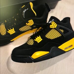 Air Jordan 4 Retro Thunder 2023